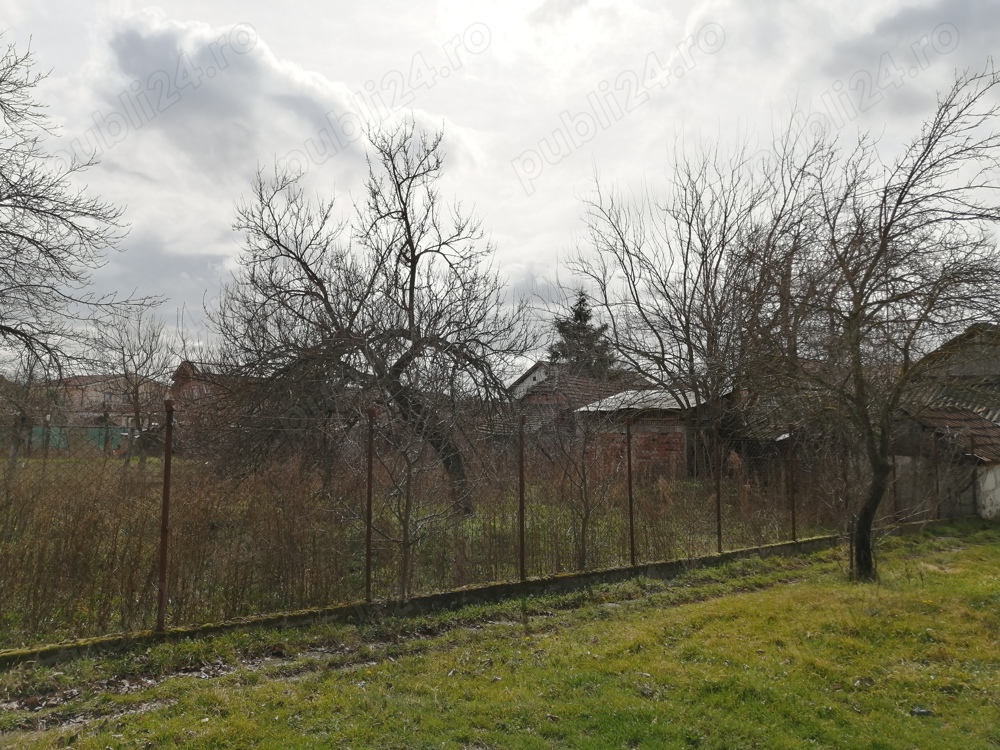 De vanzare  teren intravilan în vatra satului, cu casa veche demolabila, suprafata 673 mp