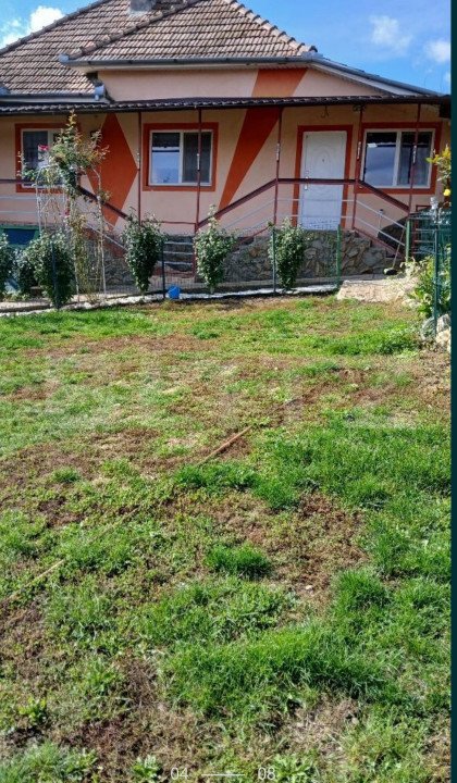 Casa de vanzare, cu 4 camere, 100 mp, 5300 mp teren, 40 km de Bistrita