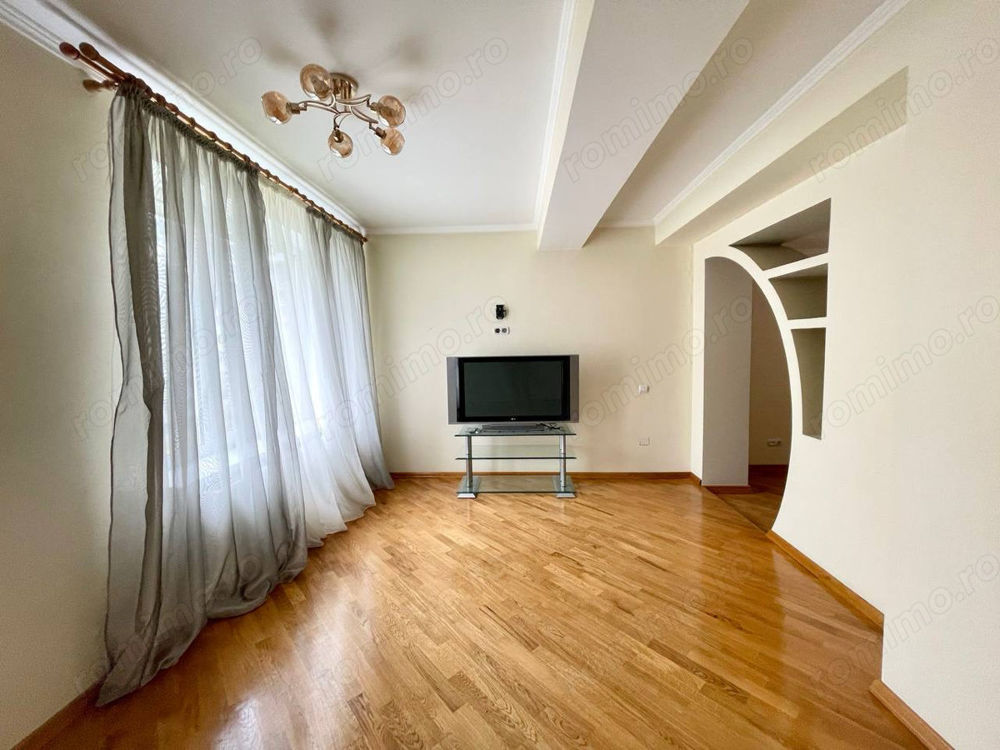 Apartament cu 3 camerede vanzare in zona Planete
