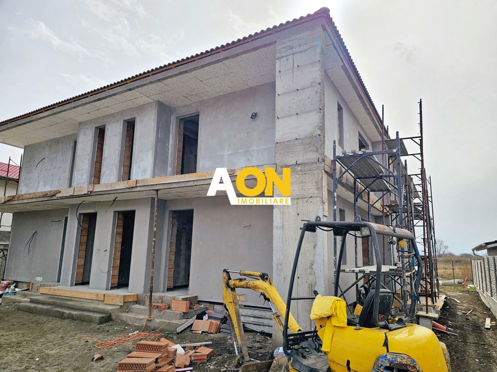 Apartament cu 3 camere, 2 bai, curte proprie, parcare si boxa 40 mp