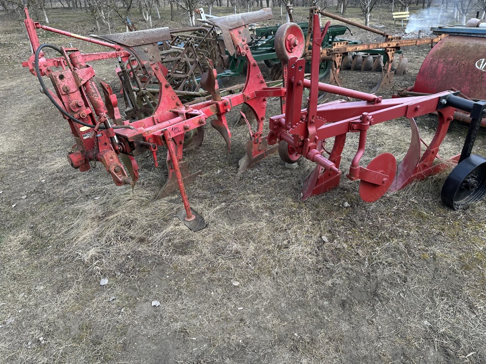 Plug reversibil hidraulic 2 trupite pentru tractor