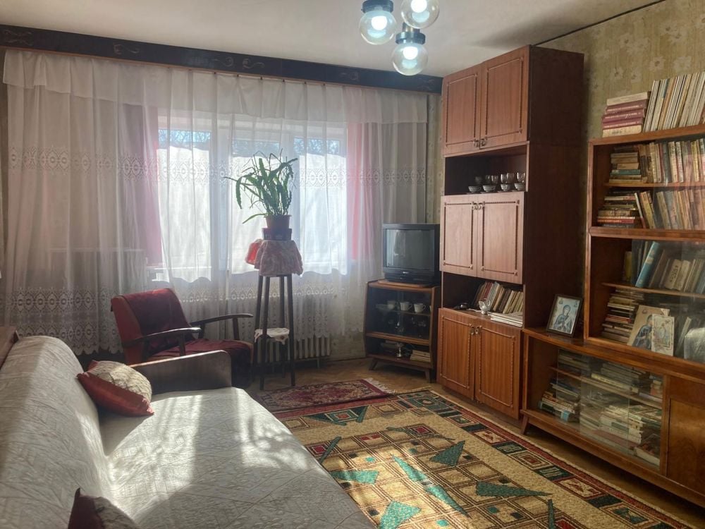 350Euro!! Apartament cu 2 camere decomandate, etaj 1, Nicolina