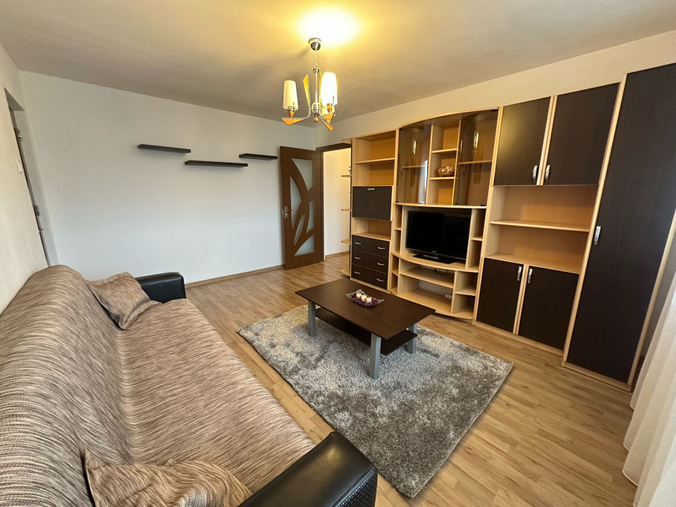 Apartament spațios 4 camere de închiriat în Tractorul