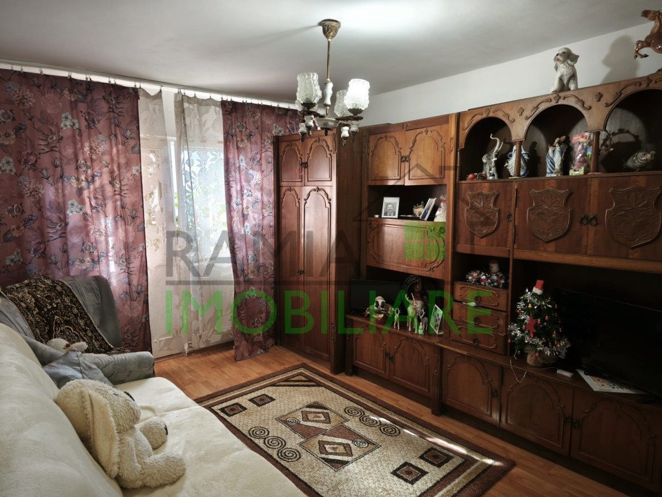 Apartament 3 camere, etaj intermediar