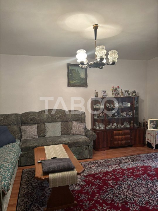 Apartament decomandat 3 camere 2 balcoane etaj intermediar de vanzare