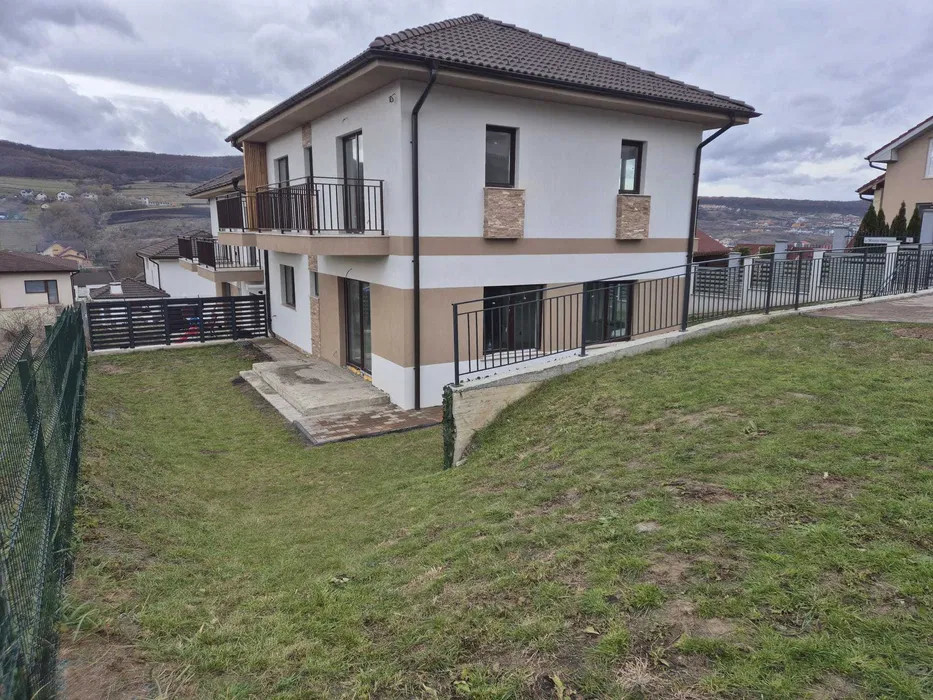 Casa tip duplex, 120 Mp, zona intrare Chinteni