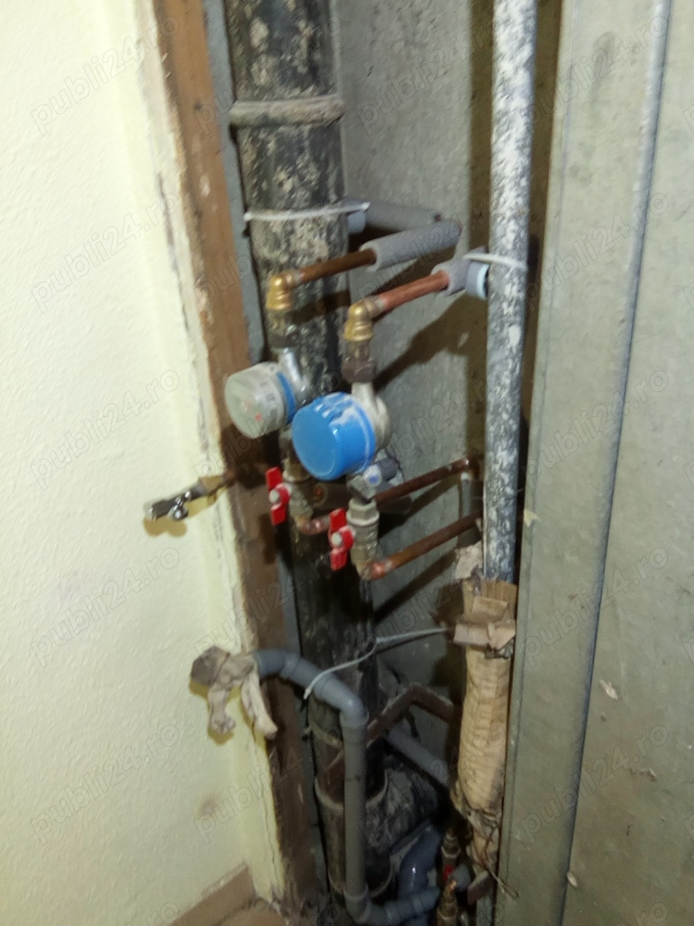 Instalator execut lucrări de înlocuire și reparatii