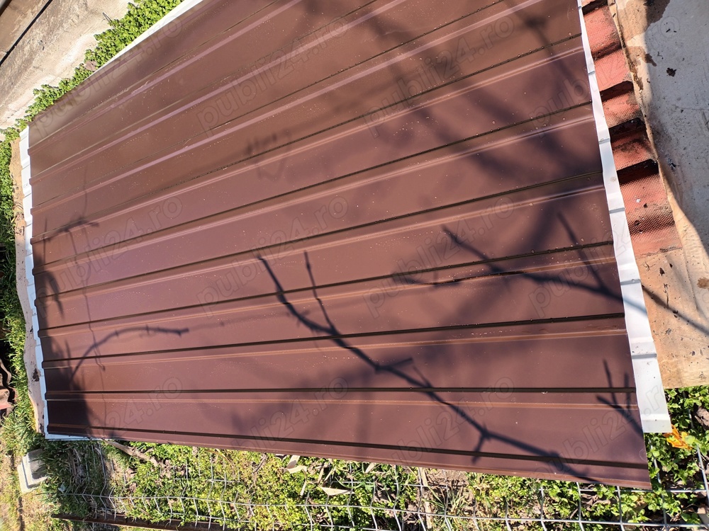 Tablă cutata bilka 55,44 mp maro lucios plus  o cutie  șuruburi și  2 colțare  pentru  tablă  cutata