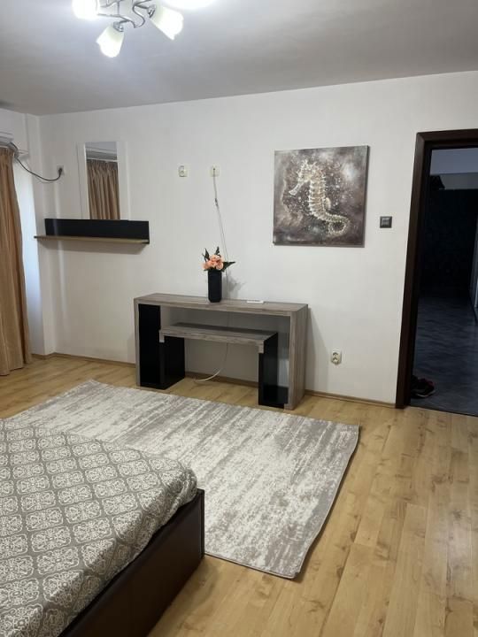 Inchiriez apartament 2 camere, zona Decebal, decomandat, dotat cu boiler