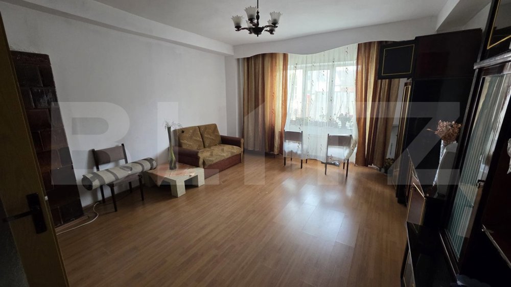 Casa de vanzare, cu 4 camere, 120 mp, teren de 700 mp, zona centrala 