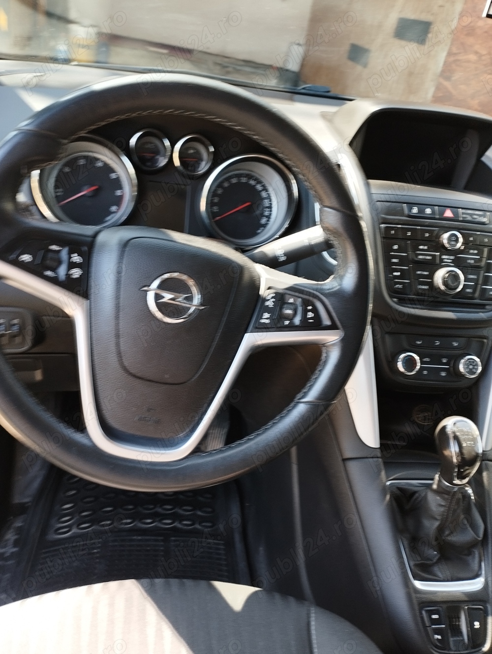 Vând Opel Zafira tourer an 2014