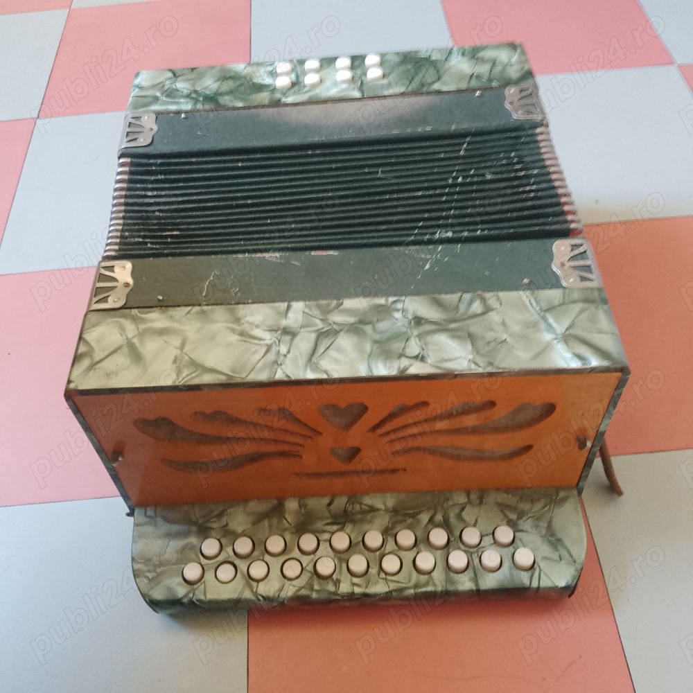 Vând acordeon Weltmeister