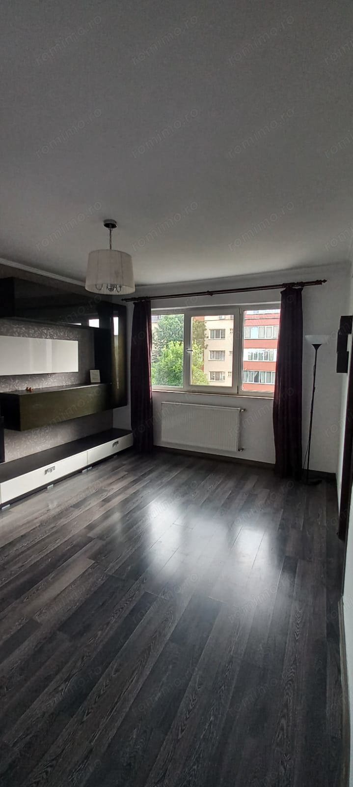 Vând apartament cu 3 camere, etajul 3,zona Sagului 