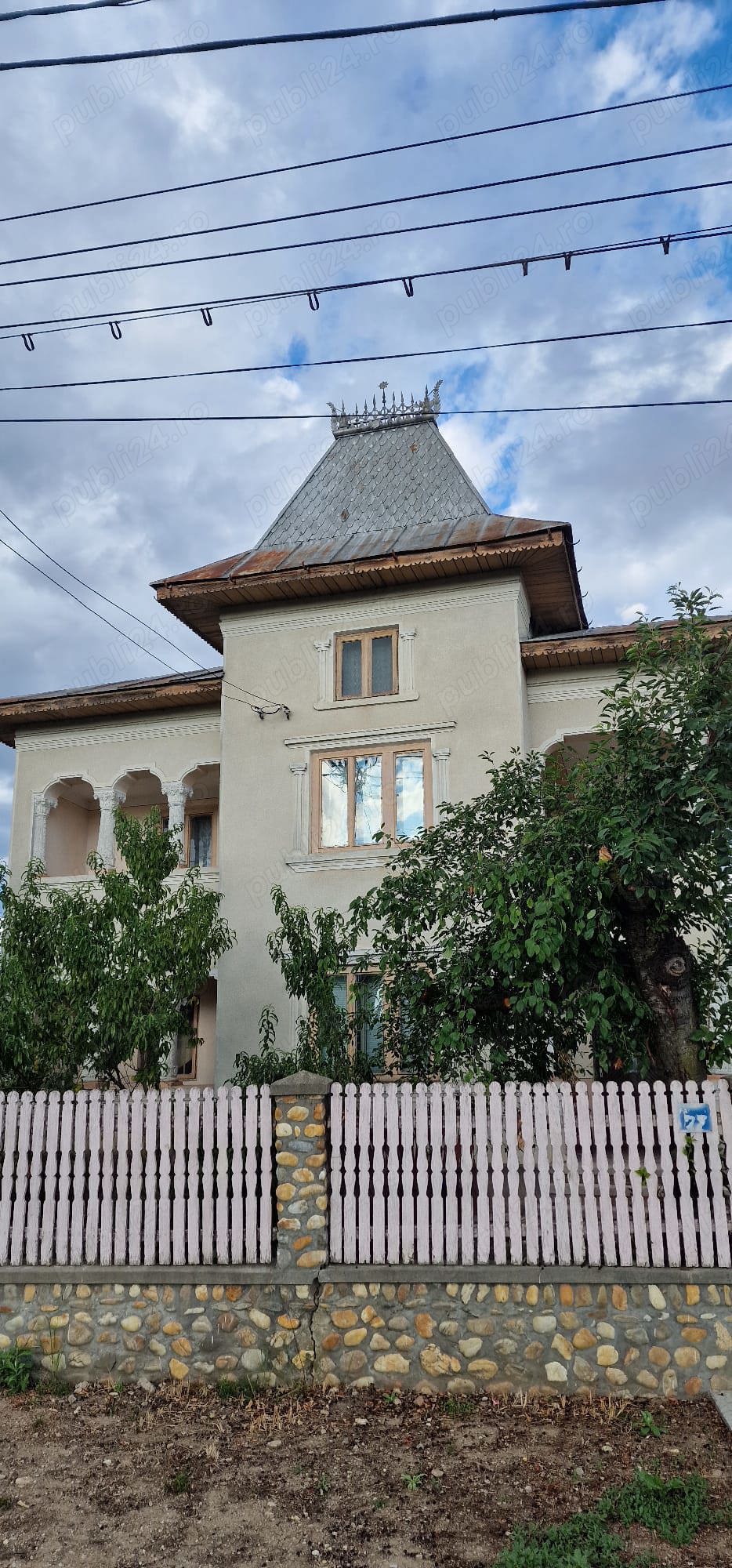 Vand casa la tara cu livada