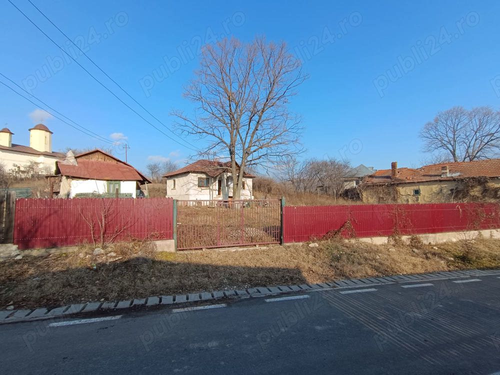Doua terenuri de vanzare + doua case 