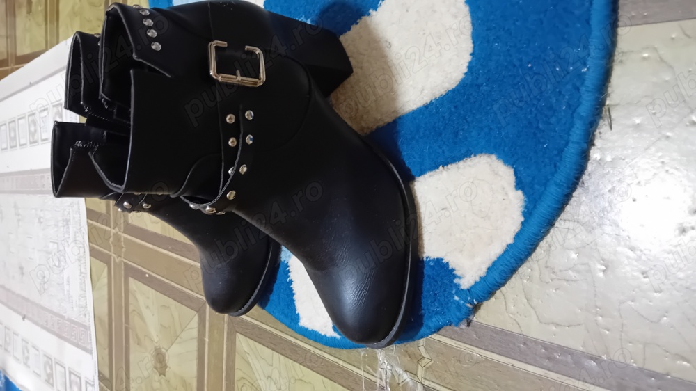 Cizme scurte de damă fashion.