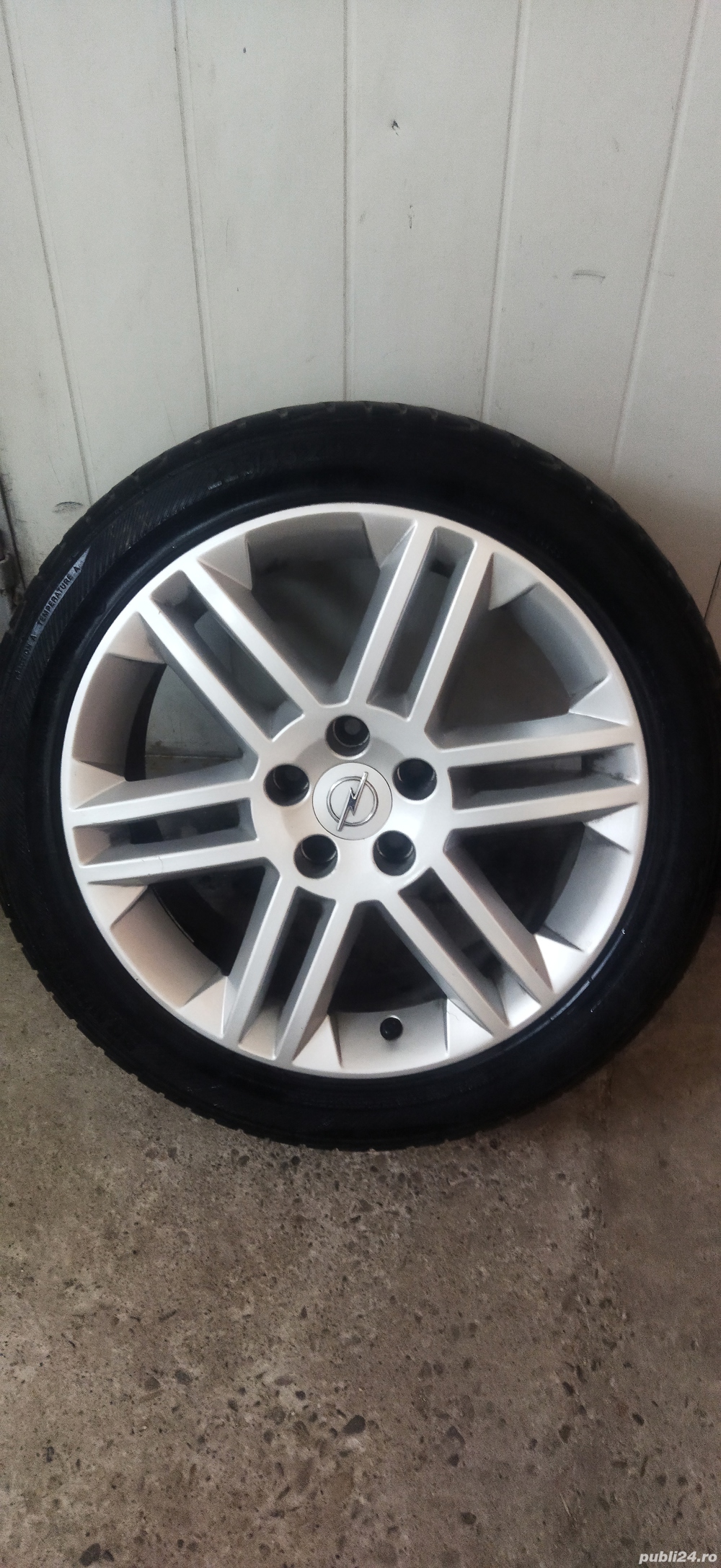 vând 4 jante cu anvelope de vara 225/45/R17 