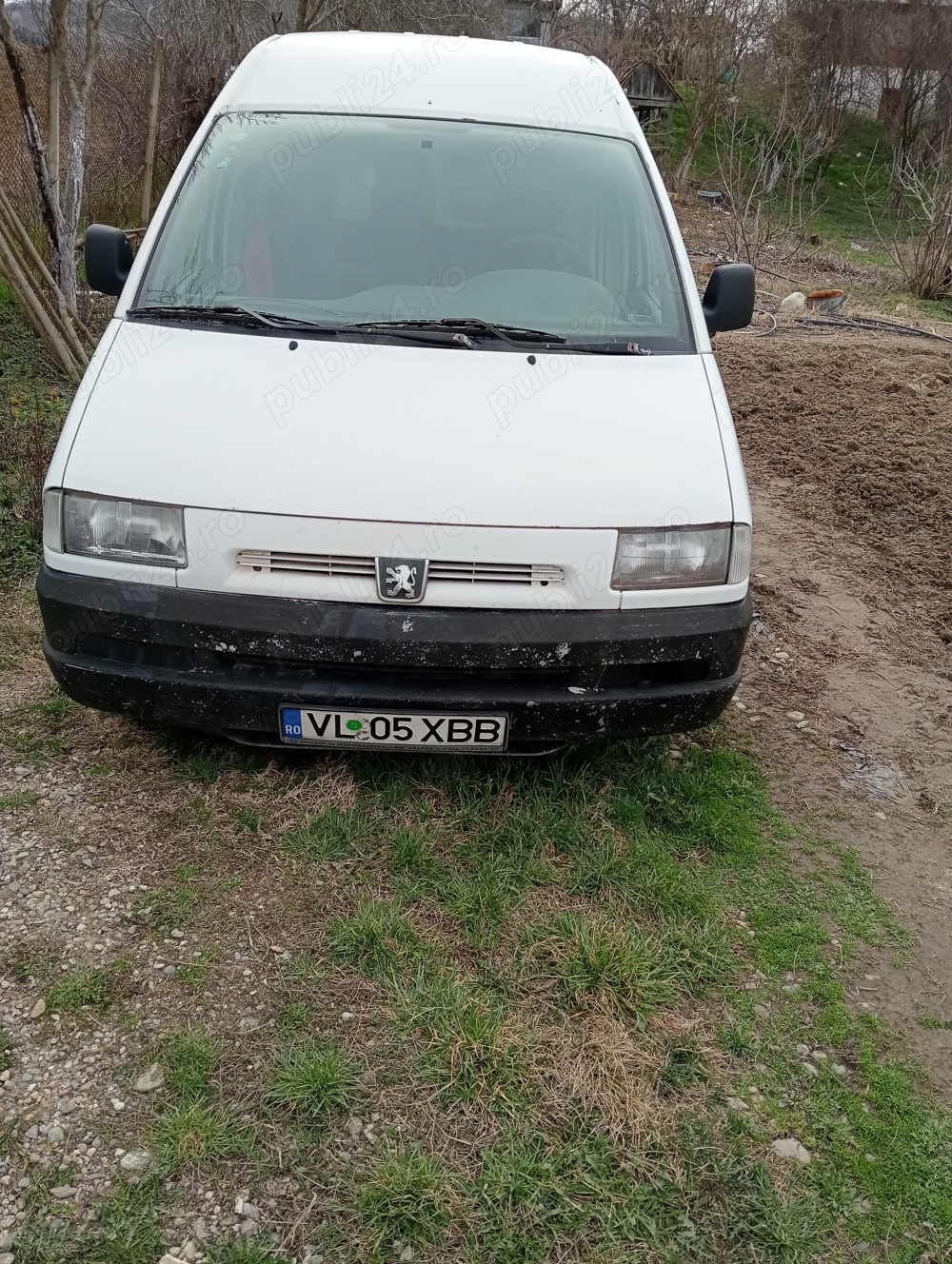 Vând pegeut expert an 2003 cu o capacitate motor 1,9 