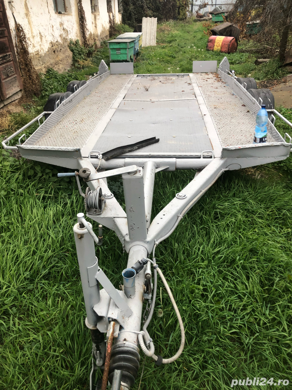 Trailer basculabil foarte robust pe arcuri .