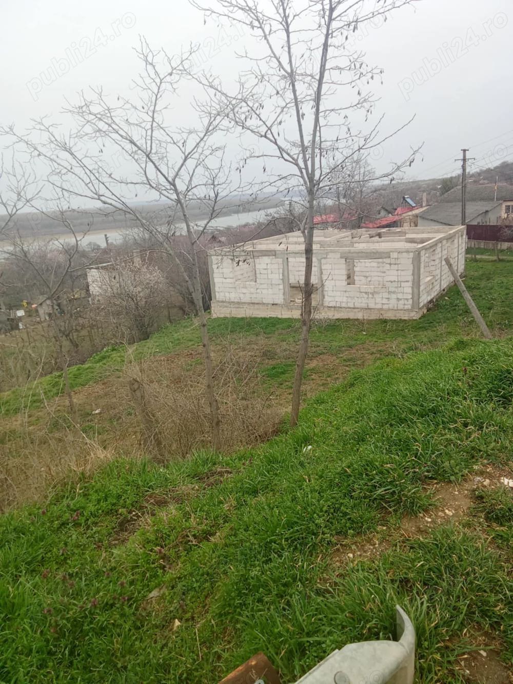 Casa la rosu, Ostrov