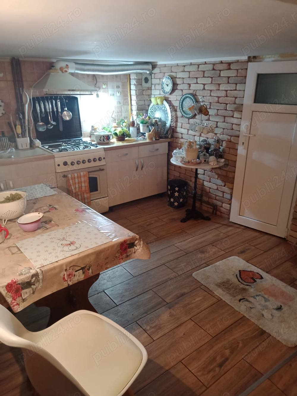 Vand in Dambul Pietros , casa cu 9 camere, 787 mp teren