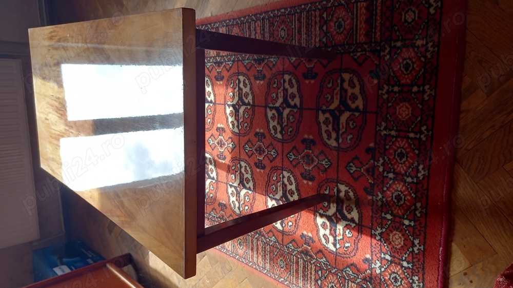 Vand măsuță frumoasa din lemn culoare natur deschis,lacuita, stare foarte buna