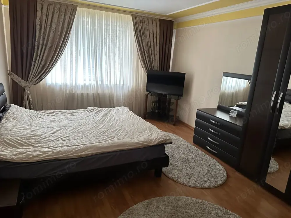 Apartament cu 3 camere de inchiriat in zona Tractorul
