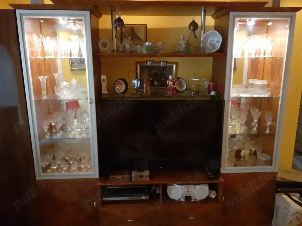 Vand Mobila Living cu vitrine din sticla si interioare cu oglizi si lumini