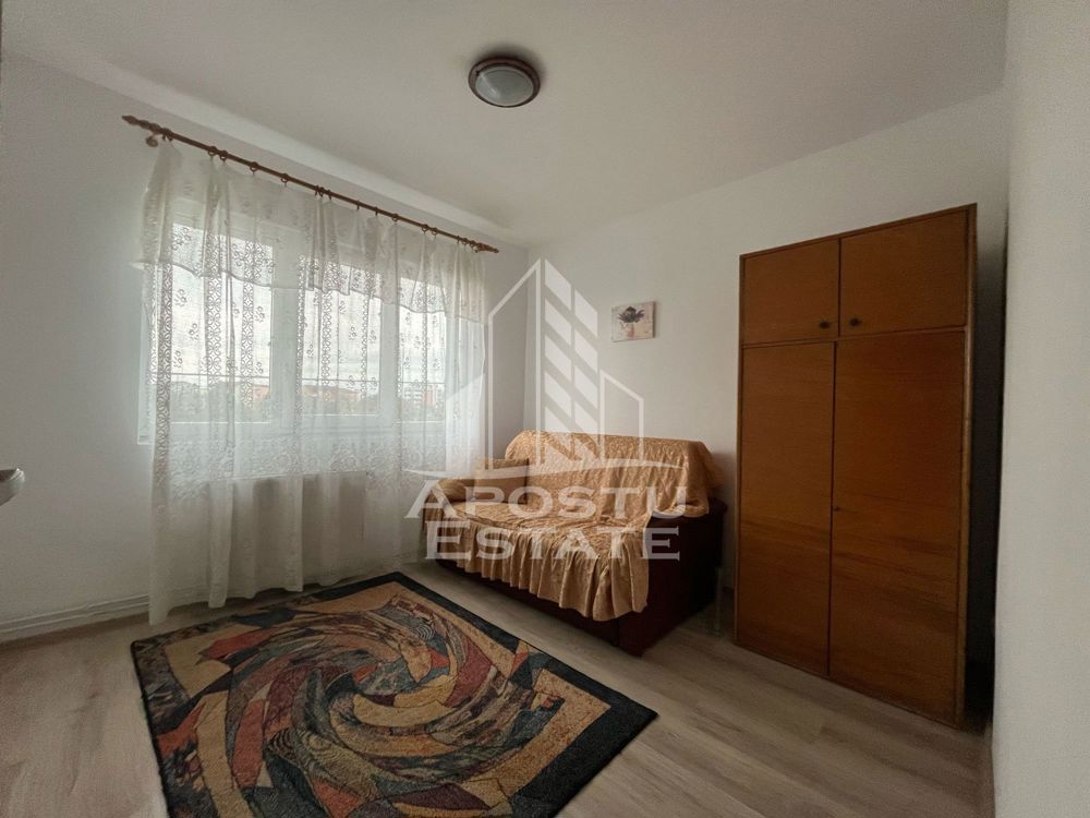 Apartament cu 3 camere, decomandat, etajul 2 , centrala proprie