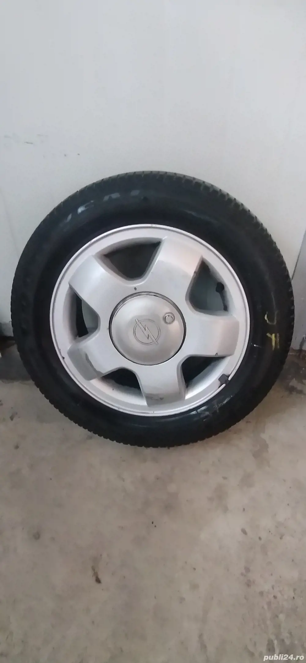 vând 4 jante cu anvelope de vara 175/65/R14