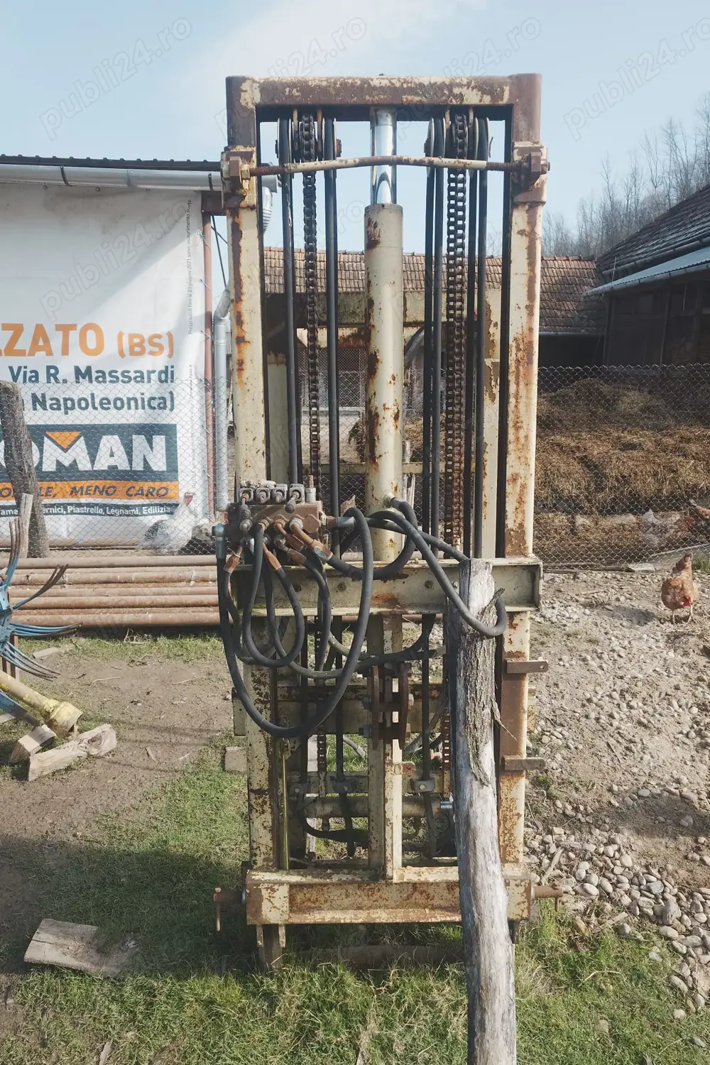 Elevator/ stivuitor în tiranț la tractor cu distribuitor propriu