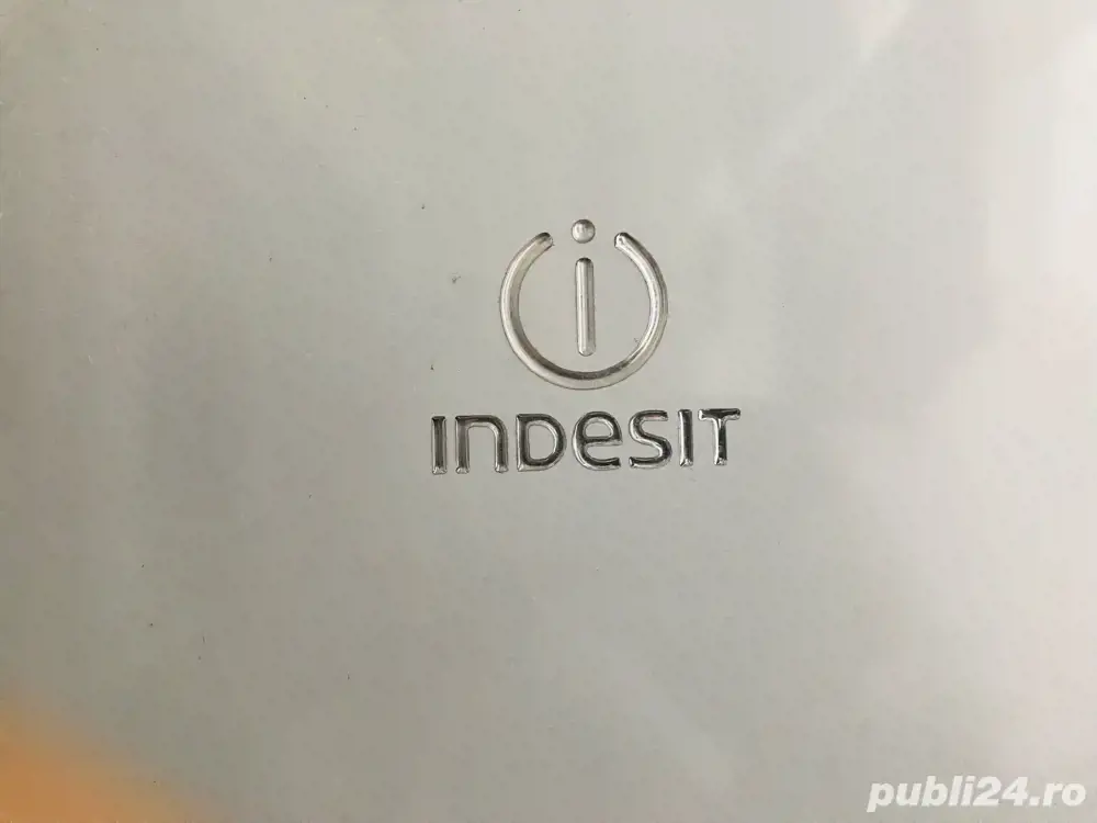 Vand congelator (lada frigorifica )Indesit cu 6 sertarede vanzare 