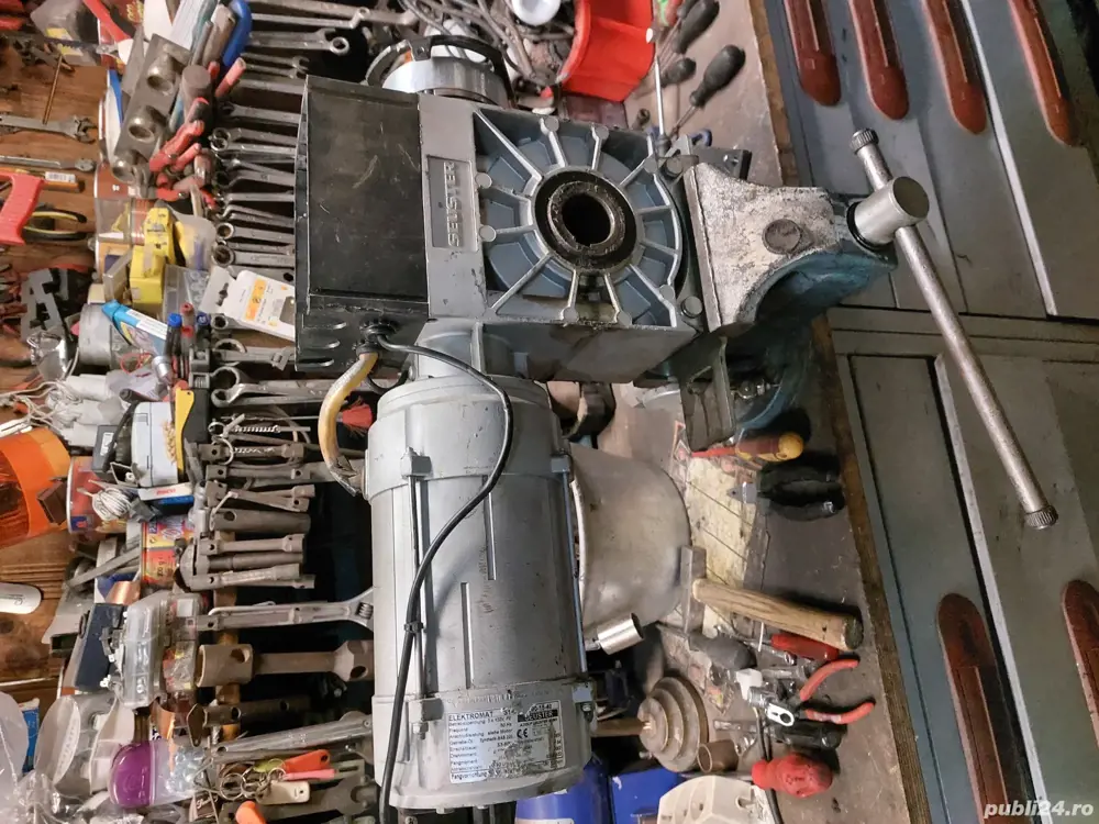 vând motor electric cu reductor 