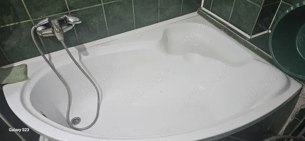 Cada baie pe colt acril