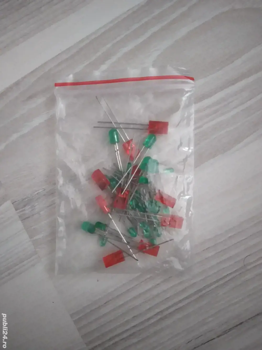 L E D U RI diferite mărimi și culori.