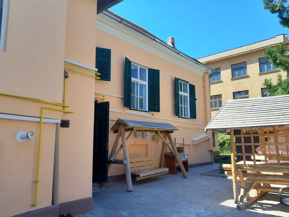 Apartament la casa,  2 camere, semidecomandat, ultracentral