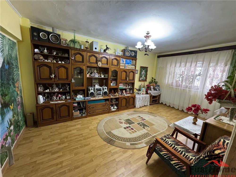 Apartament 3 camere zona centrala , etaj 7, pret 63.000 Euro neg.