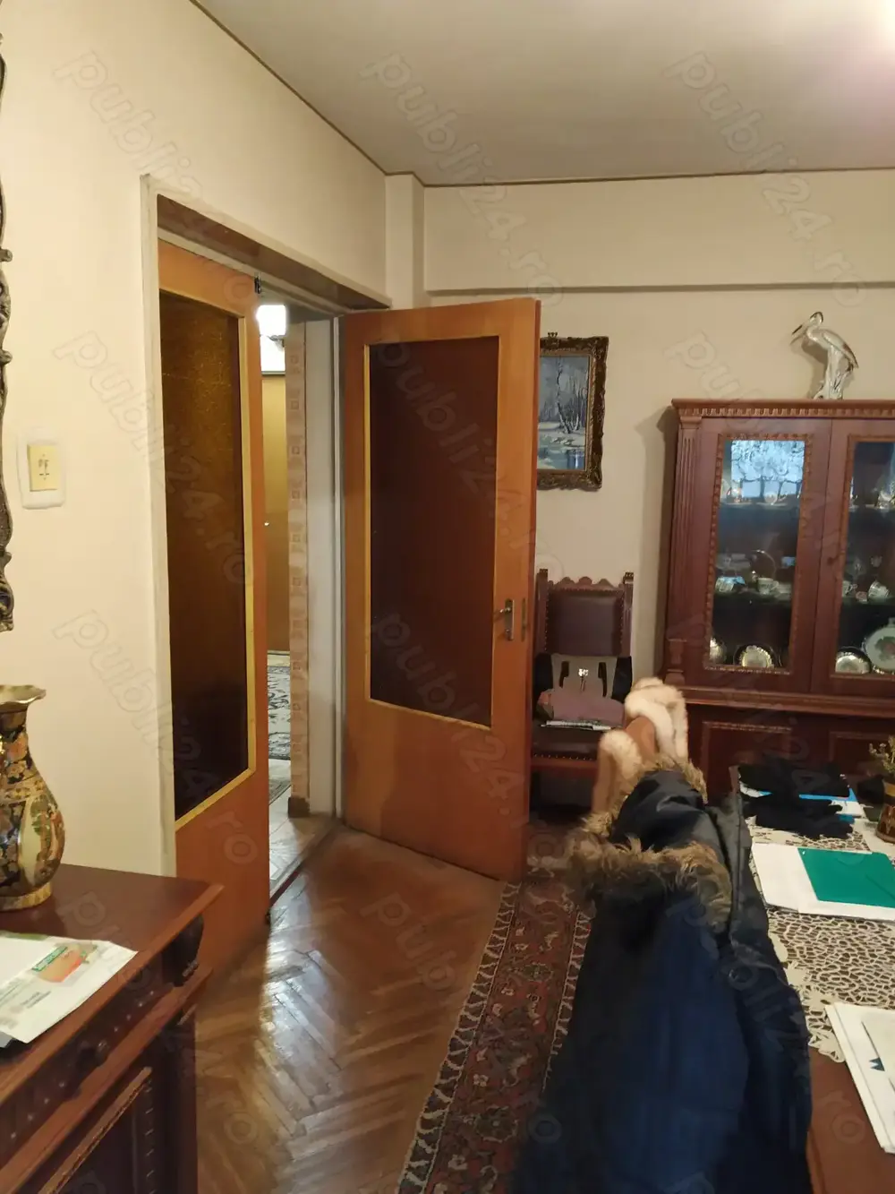 Vând apartament 4 camere decomandate, cu 4 balcoane și o logie, situat la km.0 în Craiova.