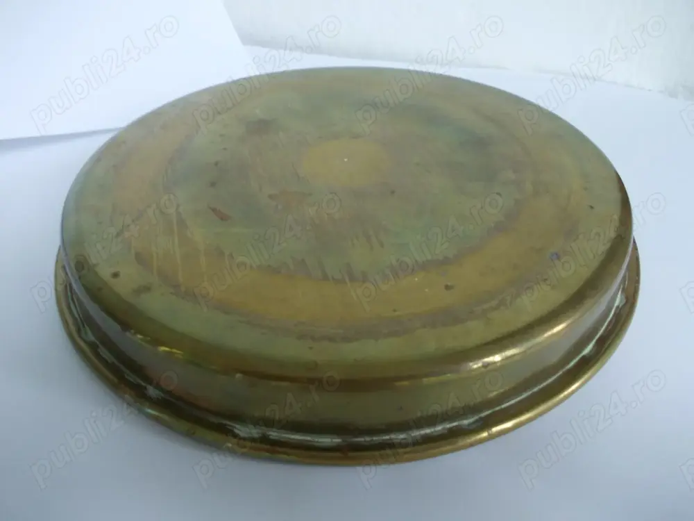 vas vechi din alama cu capac