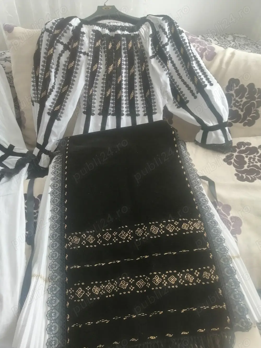 Vând costume traditionale