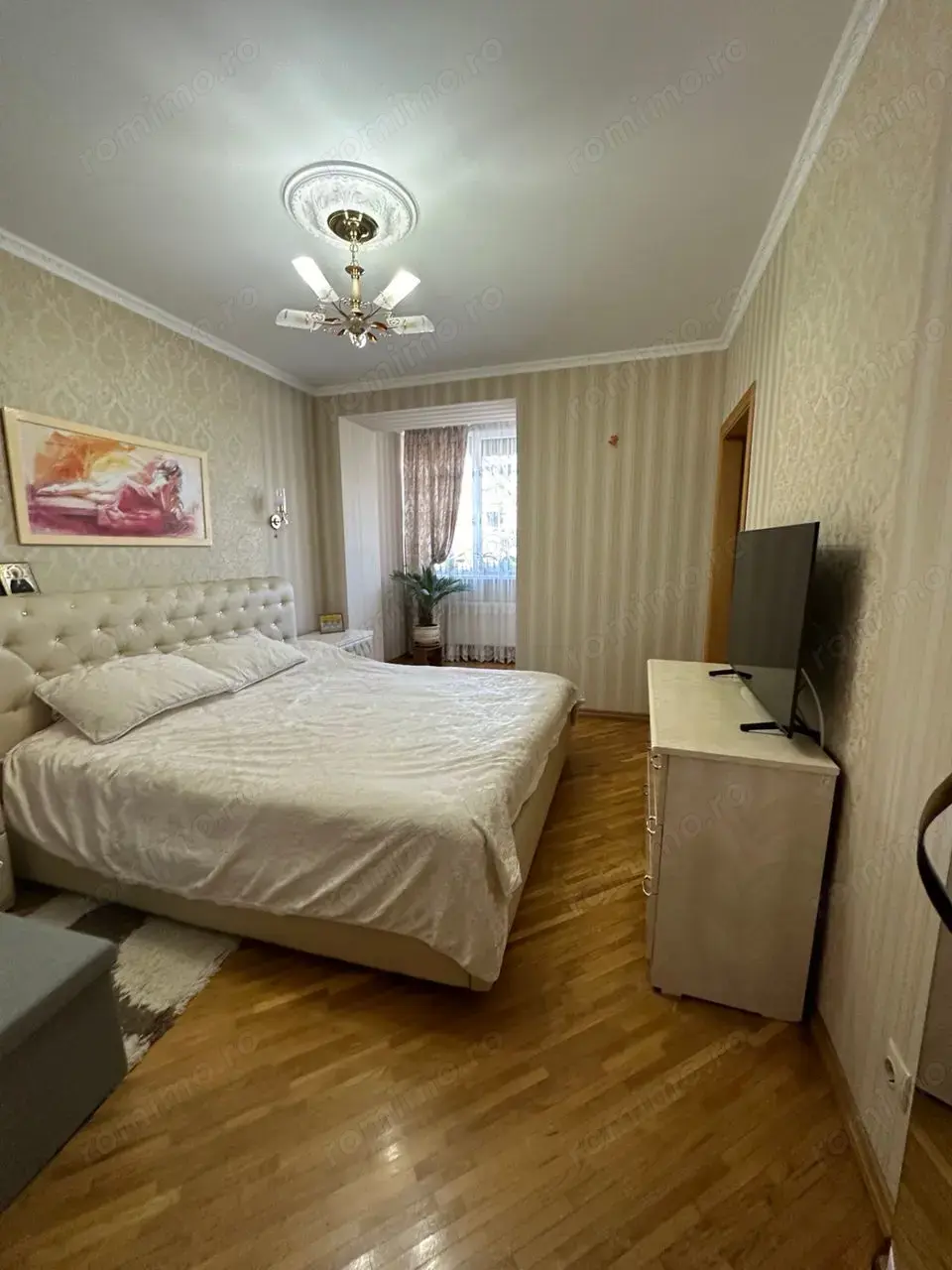 Apartament cu 3 camere de vânzare în Apărătorii Patriei
