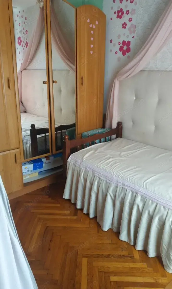 Ofer spre vanzare apartament cu  3 camere in zona  Drumul Taberei