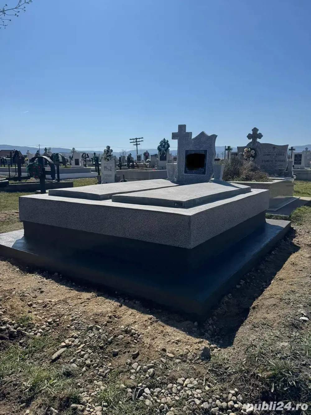 Executam imprejmuiri si monumente funerare 