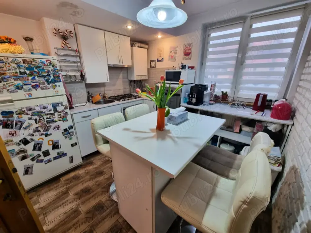 Apartament cu 4 camere, localizat în zona ultracentrală a orașului.