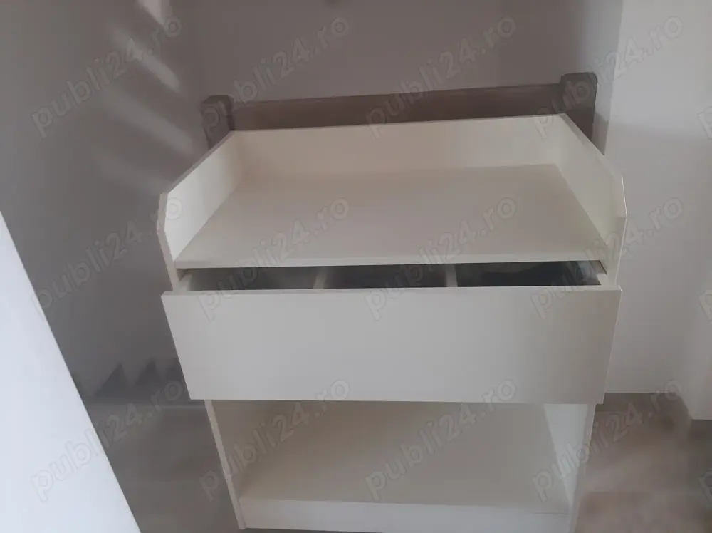 Vând masă  de înfăşat  copii