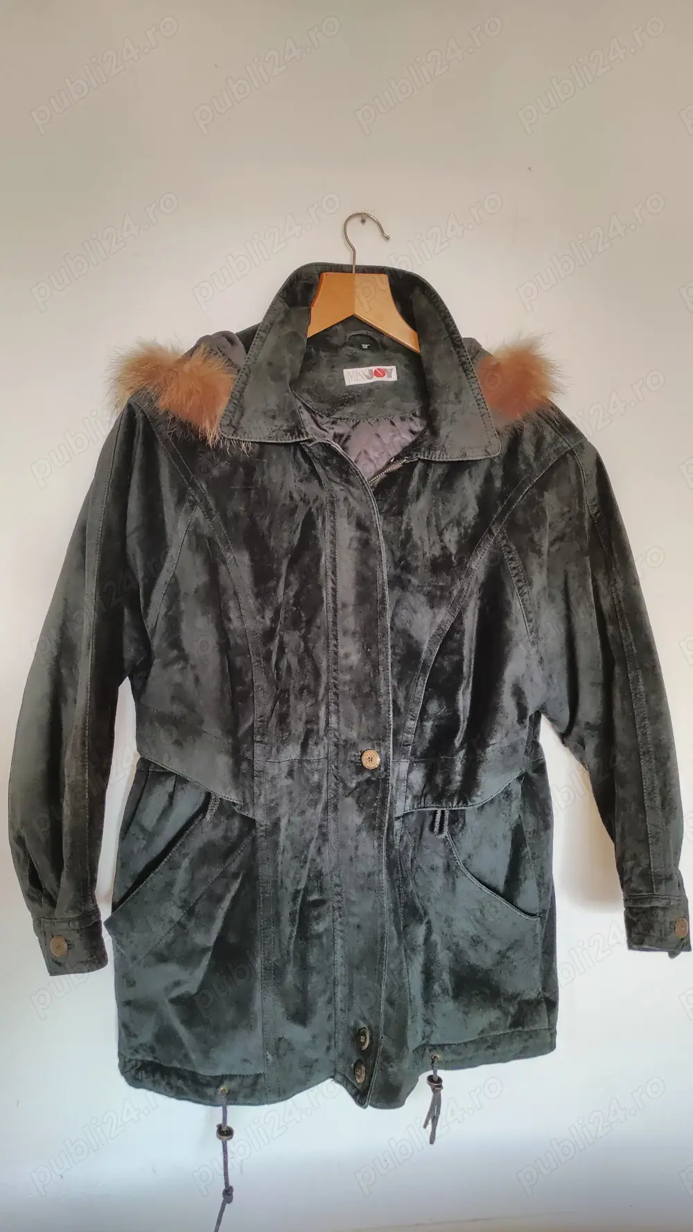 Vand haina din piele intoarsa cu gluga, pentru dame, masura 48.