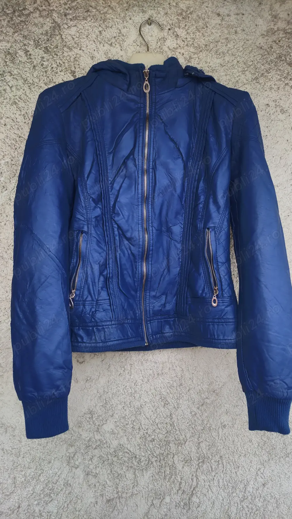 Vând geacă albastra pentru femei, din piele ecologică