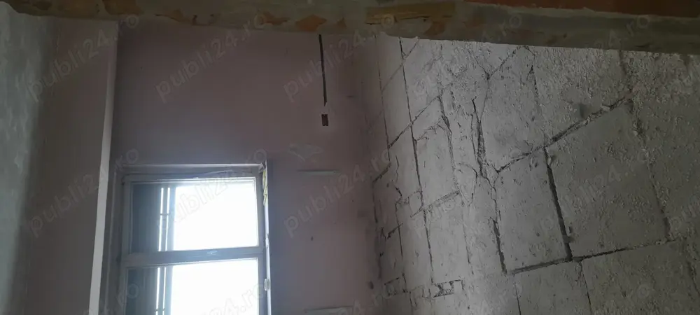 Execut lucrari răzuit pereți decopertat gresie și faianță 