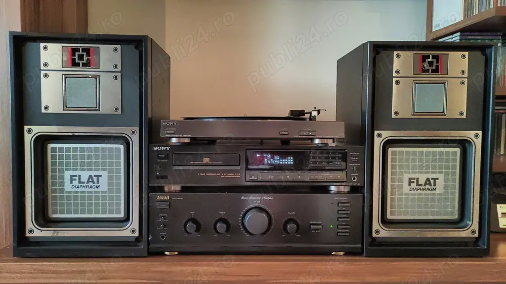 Vand linie muzicala formata din: amplificator AKAI+compact disc SONY si pick-up SONY