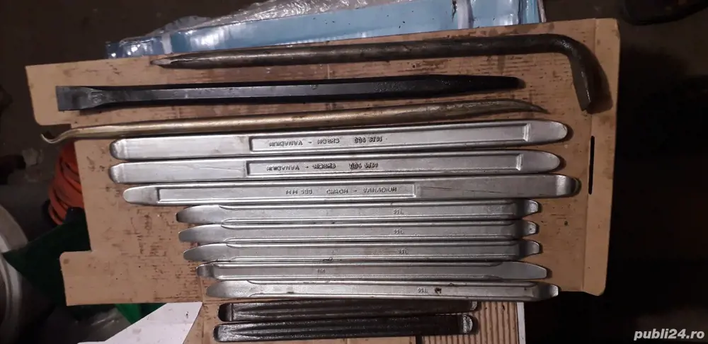 Vand leviere auto,trusa tinichigiu,chei fixe mari,chei reglabile si diverse scule.